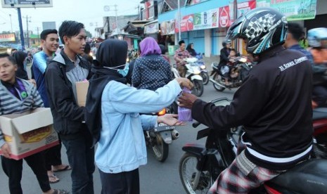 Sebanyak 115 siswa kelas XII MA Sunan Kalijaga (SUKA) Bawang, Batang mengadakan acara bagi Takjil pada sore tadi. A