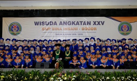 Sebanyak 119 siswa SMP Bosowa Bina Insani angkatan ke-25 mengikuti upacara wisuda.