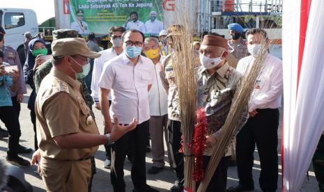  Sebanyak 12 ton lidi nipah yang merupakan hasil produksi perajin Kota Kapur, Kabupaten Bangka dan 45 ton lada putih dilepas ekspor oleh Menteri Koperasi dan Usaha Kecil Menengah Republik Indonesia (Koperasi dan UKM RI), Teten Masduki bersama Gubernur Kepulauan Bangka Belitung (Babel), Erzaldi Rosman.