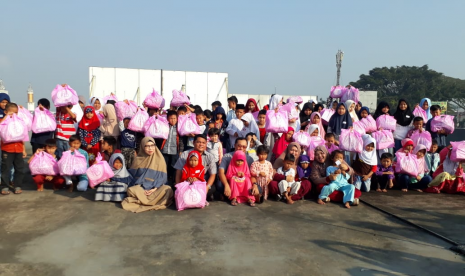 Sebanyak 129 anak yatim diajak berbelanja baju lebaran oleh komunitas Hijabers Mom Community (HMC) Sukabumi di toko pakaian Ria Busana Ahad (26/5).