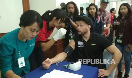 Sebanyak 13 pemain Asing IBL yang telah tiba di Indonesia, melakukan tes medis. Pemeriksaan kesehatan yang difasilitasi oleh IBL ini dilakukan, Kamis (2/11) pagi di Royal Progres Hospital Jakarta Utara. 