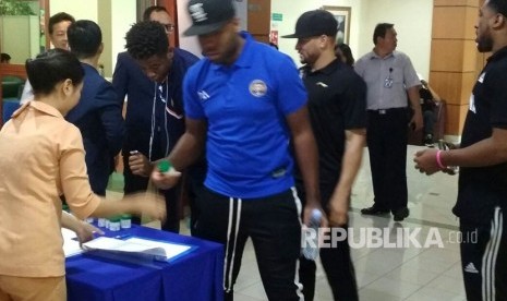 Sebanyak 13 pemain Asing IBL yang telah tiba di Indonesia, melakukan tes medis. Pemeriksaan kesehatan yang difasilitasi oleh IBL ini dilakukan, Kamis (2/11) pagi di Royal Progres Hospital Jakarta Utara.