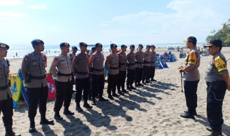 Sebanyak 13 personel Tim SAR Brimob Polda Jabar diterjunkan untuk menjaga kawasan wisata Pantai Pangandaran, Ahad (29/12). 