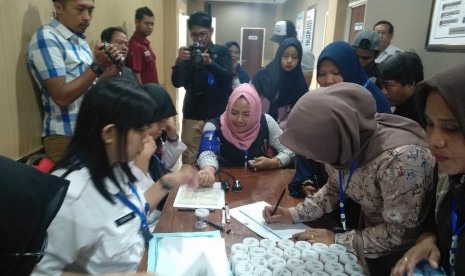 Sebanyak 132 bakal calon Kepala Desa di Kabupaten Sampang, Madura, melaksanakan tes urin di Kantir Badan Narkotika Nasional (BNN) Provinsi Jatim, Jalan Sukomanunggal, Surabaya, Kamis (3/10).