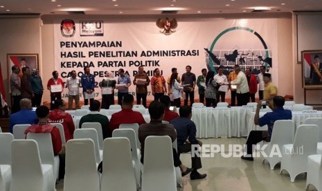 Sebanyak 14 parpol calon pesesta Pemilu 2019 resmi menerima hasil penelitian administrasi dari KPU, Jumat (17/11). Parpol-parpol tersebut akan menjalani masa perbaikan dokumen administrasi selama 14 hari mendatang. 