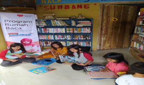 Sebanyak 15 buku cerita dan puzzle untuk anak-anak rumah baca Asmanadia (RBA) diserahkan  Aris Bandiantoro selaku Fasilitator Desa Berdaya Rumah Zakat kepada Fatiah selaku pengelola RBA di Kecamatan Sumbang, Kota Banyumas, Senin (2/11).