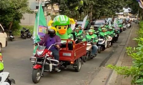 Sebanyak 15 driver Grab bergabung dengan maskot Chiki untuk menciptakan euforia dan menghidupkan suasana peluncuran program promosi terbaru Chiki Bertanda Khusus x OVO di kawasan Bintaro pada 24 Juni 2024 lalu. 