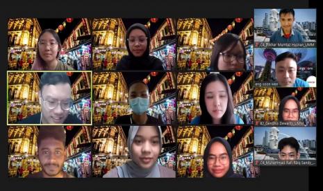 Sebanyak 15 mahasiswa Universitas Muhammadiyah Malang (UMM) berhasil lolos pada program Virtual Exchange Singapore. Program ini dilangsungkan bersama Singapore Polytechnic (SP) dengan mengangkat tema Singapore : Understanding History and Heritage. 