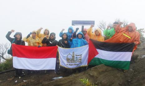 Sebanyak 15 pendaki melaksanakan pengibaran bendera Indonesia dan Palestina di puncak Gunung Ciremai Kuningan, Jawa Barat, Ahad (14/11). pagi 