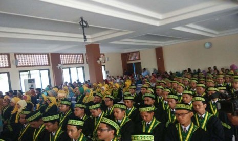 Sebanyak 150 lulusan STEI SEBI Angkatan X diwisuda, Sabtu (28/11).