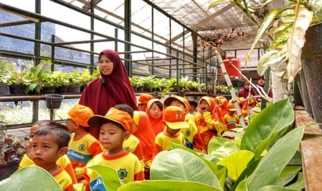 Sebanyak 151 murid beserta guru pendamping mengikuti outing class ke Fish Edupark Universitas Muhamadiyah Malang (UMM), Rabu (25/9). 