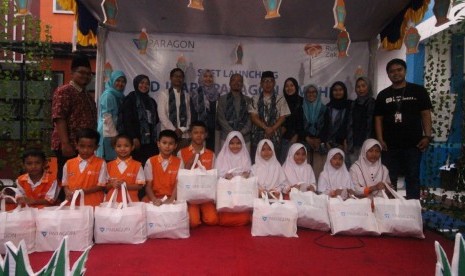 Sebanyak 153 siswa SD Juara Kota Cimahi menerima Paket Kado Lebaran Yatim. 