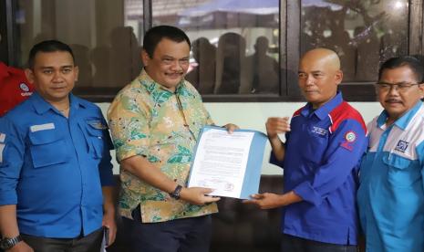 Sebanyak 16 Serikat Pekerja yang ada Kabupaten Bandung menyampaikan aspirasi ke Pemkab Bandung dengan beraudiensi di Kantor Dinas Tenaga Kerja (Disnaker) Kabupaten Bandung, Kamis (16/11/2023). Kedatangan para perwakilan Serikat Pekerja ini diterima langsung Kepala Disnaker Kabupaten Bandung, Rukmana.