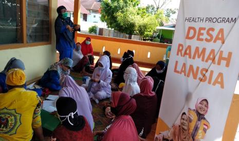 Sebanyak 18 lansia yang terdiri dari ibu-ibu mengikuti kegiatan Posyandu Lansia yang diadakan  Puskesmas Ikur Koto bersama Rumah Zakat, Selasa (008/6). Kegiatan ini merupakan bagian dari Program Ramah Lansia yang diinisiasi oleh Rumah Zakat sendiri.