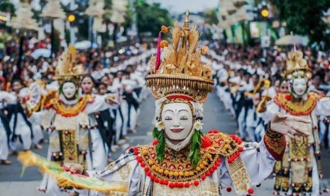 Sebanyak 2.019 penari meriahkan pembukaan Festival Semarapura IV di Catus Pata, Klungkung Bali, Ahad (28/4).