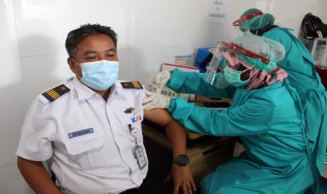 Sebanyak 2.185 pekerja KAI di Wilayah Daop 3 Cirebon menerima vaksinasi Covid-19 di Klinik Mediska, Kota Cirebon, Kamis (18/3). 