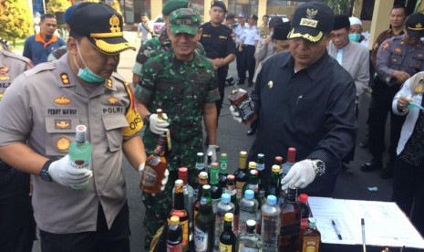 Ratusan botol miras didapatkan dari sejumlah warung jamu di pinggir jalan. Ilustrasi.