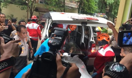 Sebanyak 2 kantong jenazah korban jatuhnya pesawat Lion Air JT-610 tiba di Rumah Sakit (RS) Polri, Selasa (30/10), Jakarta. 