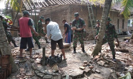 Sebanyak 2 SSK prajurit Korem 064 Maulana Yusuf Banten diterjunkan ke lokasi gempa bumi 7,4 SR.