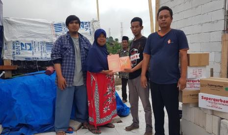 Sebanyak 20 mushaf Alquran dan 50 Iqra disalurkan oleh Relawan Rumah Zakat Action di lokasi kebakaran tepatnya di Kampung Cimanggu, Kabupaten Sukabumi, Jawa Barat.