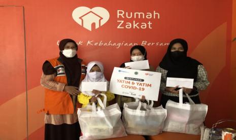 Sebanyak 20 paket bantuan sembako dan uang tunai disalurkan oleh Rumah Zakat kepada Yatim terdampak Covid-19 (ilustrasi).