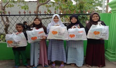 -Sebanyak 20 paket Kado Lebaran Yatim (KLY) diberikan oleh Rumah Zakat Cilegon kepada anak-anak dari keluarga pra-sejahtera di wilayah Cibeber tepatnya dilingkungan Cikerut, RT 04 RW 04, Kelurahan Karangasem, Kecamatan Cibeber. 