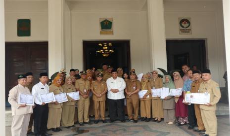  Sebanyak 20 sekolah tingkat dasar dan menengah di Kota Malang menerima penghargaan Adiyiwata tingkat kota di Balai Kota Malang.