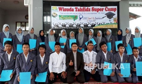 Sebanyak 20 siswa kelas X SMA Islam Terpadu (IT) Darul Ilmi Bandar Lampung mengikuti program wajib akhir semester ganjil tahun 2017 bernama Tahfidz Super Camp di sekolah. Program  mabit (menginap) selama 10 hari tersebut, para siswa tersebut berhasil menghafal Alquran berkisar 2,5 juz sampai 20 juz. 