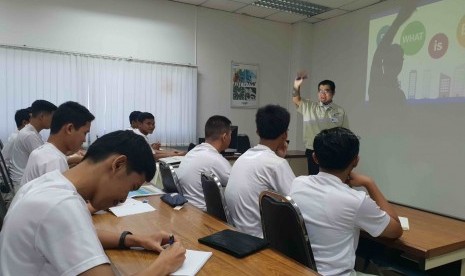 Sebanyak 20 siswa SMK selesai menjalani proses magang di pabrik Casio di Korat, Thailand. Para siswa berasal dari SMK yang ada di Jawa dan Sumatra yang sudah magang sejak Oktober lalu. Mereka magang melalui program kerja sama Casio dengan Kementerian Pendidikan dan Kebudayaan.