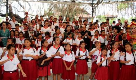 Anak sekolah dasar mengikuti Gerakan Memasyarakatkan Makan Ikan (Gemarikan). 