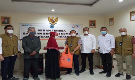 Sebanyak 200 paket bantuan sembako bantuan BRI dan PWI Jabar dibagikan kepada warga Desa Cilame dan Desa Mekarsari.