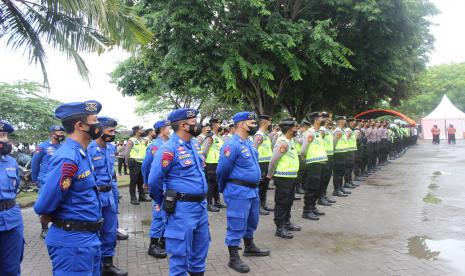 Sebanyak 200 personel kepolisian diterjunkan di wilayah Pantai Anyer dan Pantai Carita di Provinsi Banten pada momen Tahun Baru 2022. Pengamanan ratusan personel tersebut diantaranya untuk mengawasi berjalannya protokol kesehatan pencegahan Covid-19, seiring dengan prediksi kondisi keramaian yang terjadi di tempat wisata saat Tahun Baru.