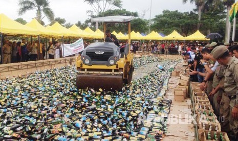 Petugas Satpol PP memusnahkan 21.460 botol miras di halaman kantor Pemerintah Kabupaten Bandung, Jumat (10/2). Miras yang dimusnahkan tersebut merupakan hasil penyitaan selama November 2016-Januari 2017.