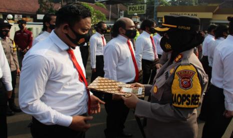 Sebanyak 21 anggota kepolisian Polres Sukabumi Kota yang mengungkap kasus penculikan anak dibawah umur, kasus geng motor dan narkoba diganjar penghargaan. Belasan aparat kepolisian ini dinilai berprestasi dalam menemukan anak yang diculik dalam keadaan selamat dan menangkap pelaku penculikan.