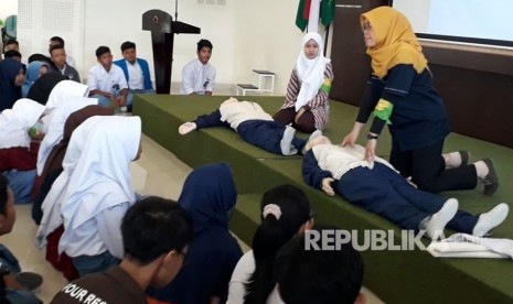 Sebanyak 220 pelajar SMA/SMK se DIY mengikuti Pelatihan Basic Life Support dalam rangka milad RS PKU Muhammadiyah Yogyakarta ke-95 dan RS PLU Muhammadiyah Gamping ke-9 di RS PKU Muhammadiyah Gamping, Sleman , Senin (19/3).