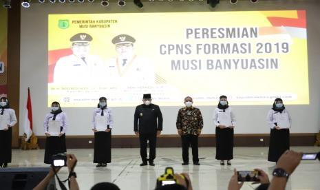 Sebanyak 229 peserta, Selasa (1/12) resmi menjadi Calon Pegawai Negeri Sipil (CPNS) Formasi Tahun 2019 yang diresmikan secara langsung oleh Bupati Dodi Reza Alex Noerdin di Opproom Pemerintah Kabupaten (Pemkab) Muba. 