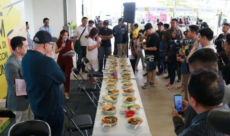 Sebanyak 24 pedagang mie ayam disajikan dalam ajang lomba masak 'Cari Mie Ayam Buat Buka di Summarecon Bandung' di Balerea, Site Marketing Office Summarecon Bandung, Ahad (27/10). Pemenangnya akan mendapatkan hadiah utama, yaitu gratis biaya sewa di ruko Magna Commercial Summarecon Bandung.