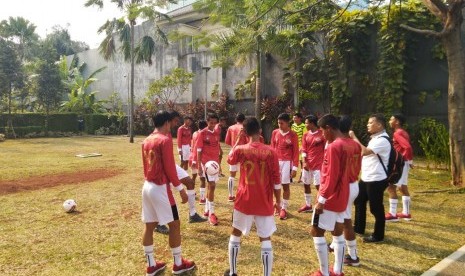 Sebanyak 24 pemain U-16 dan U-18 Indonesia yang tergabung dalam Garuda Select akan berangkat ke Inggris dan Italia mulai Rabu (9/10) hingga lima bulan ke depan. 