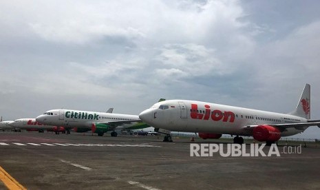 Sebanyak 24 pesawat diapronkan menyusul penutupan Bandara Internasional I Gusti Ngurah Rai, Bali. Maskapai menutupi ceruk udara mesin pesawat dengan penutup khusus untuk mengurangi potensi masuknya abu vulkanis ke mesin. 