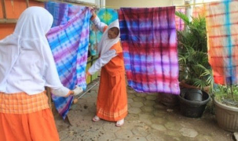 Sebanyak 25 siswa-siswa SD Juara Yogyakarta membuat batik untuk dijadikan taplak meja.