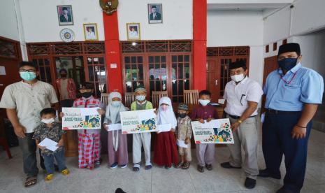 Sebanyak 250 anak yatim mendapat santunan dari Pertamina RU VI Balongan.