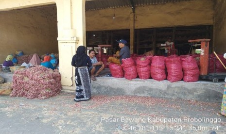 Sebanyak 28 juta jiwa penduduk Jabodetabek memiliki kebutuhan bawang merah harian sekitar 467 ton. Saat ini (20/12), termonitor bawang merah yang masuk melalui PIKJ naik sebanyak 94 ton dengan harga Rp 34 ribu per kg. Bawang merah berasal dari sentra pemasok Jabodetabek seperti Garut, Majalengka, Cirebon, Temanggung dan Pamekasan.