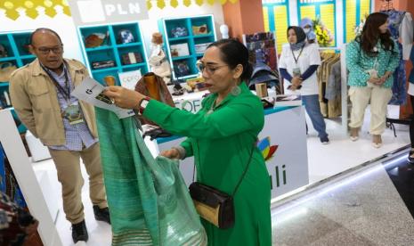 Sebanyak 29 UMKM binaan PT PLN (Persero) dengan 82 jenis produk hasil kerajinan tangan terbaik eksis memamerkan produk kreatifnya di Jakarta International Handicraft Trade Fair (INACRAFT) 2023. Istri Menteri Koperasi dan Usaha Kecil dan Menengah (UKM) Teten Masduki, Suzana Ramadhani mengapresiasi produk-produk besutan Rumah BUMN PLN tersebut.