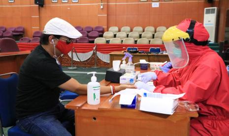 Sebanyak 30 Anggota DPRD Kota Depok mengikut rapid test virus Corona (Covid-19) di ruang rapat paripurna DPRD Kota Depok, Rabu (22/4). Kegiatan tersebut diinisiasi Sekretatiat DPRD Kota Depok bekerjasama dengan Dinas Kesehatan Kota (Dinkes) Kota Depok. 