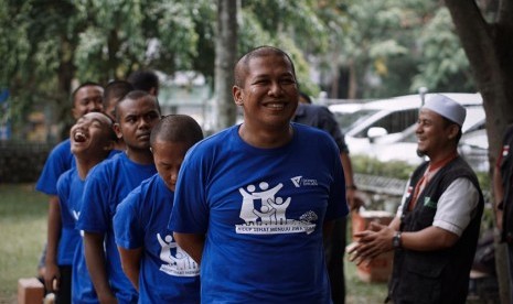 Sebanyak 30 orang pasien ODGJ (Orang Dalam Gangguan Jiwa) dari Yayasan Jamrud Biru Bekasi turut piknik dalam rangka Hari Kesehatan Mental di Kebun Raya Bogor.