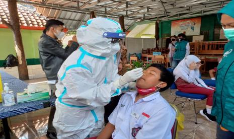 Tes Covid-19 anak. Studi terbaru CDC AS mengungkap ada risiko anak yang telah sembuh dari Covid-19 untuk mengembangkan diabetes.