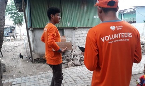 Sebanyak 300 kaleng superqurban di distribusikan kepada warga di kampung Komodo, Flores, Nusa Tenggara Timur (NTT). 