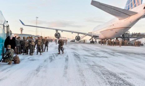 Sebanyak 300 marinir Amerika Serikat tiba dengan Boeing 747 untuk pelatihan bertahan hidup saat musim dingin selama enam bulan mendarat di Stjordal, Norwegia, 16 Januari 2017.