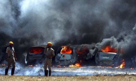 Sebanyak 300 mobil terbakar di pameran dirgantara Aero India 2019 di pangkalan udara Yelahankadi Bangalore, India, Sabtu (23/2).