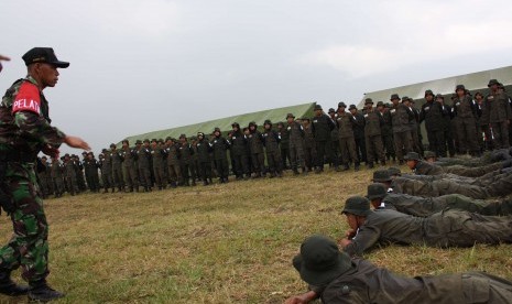  Sebanyak 300 orang kalangan santri dari sejumlah pondok pesantren dan siswa tingkat SMA sederajat di Kabupaten Garut, melakukan latihan fisik dan mental pada Pendidikan Bela Negara  yang digelar Komando Distrik Militer TNI AD 0611 Garut. 